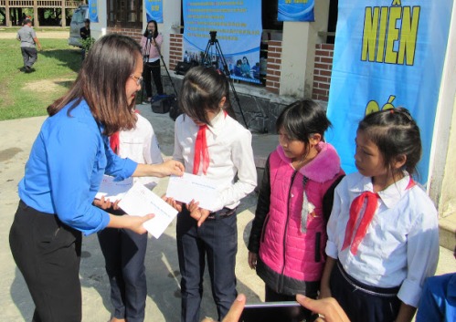 Đồng chí Hoàng Thị Phương Hiền - Chủ tịch Hội đồng Đội tỉnh tặng quà cho các em học sinh có hoàn cảnh khó khăn